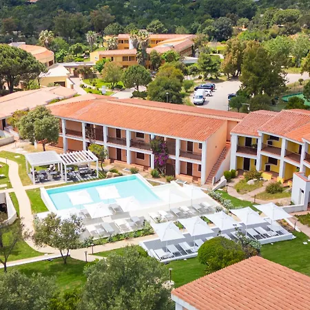 With Swimming Pool In Costa Serena Just 700 Mt From The Sea 3*