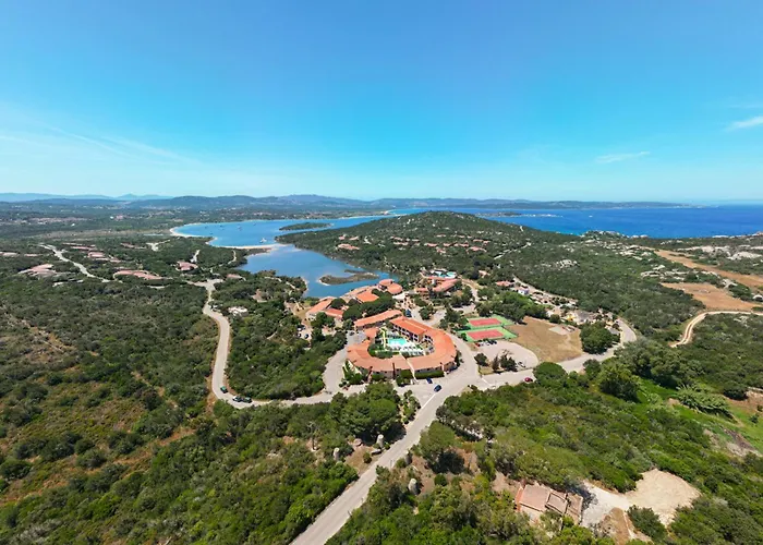 With Swimming Pool In Costa Serena Just 700 Mt From The Sea Apartmanhotel