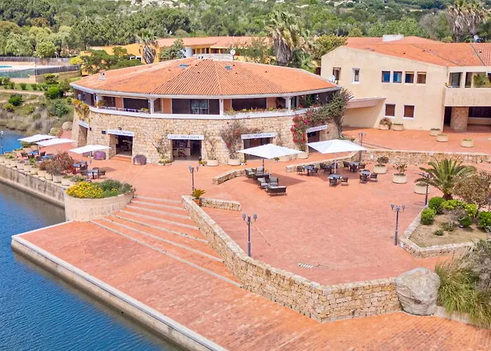 With Swimming Pool In Costa Serena Just 700 Mt From The Sea Apartmanhotel
