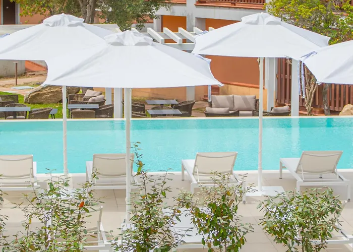 With Swimming Pool In Costa Serena Just 700 Mt From The Sea Apartmanhotel